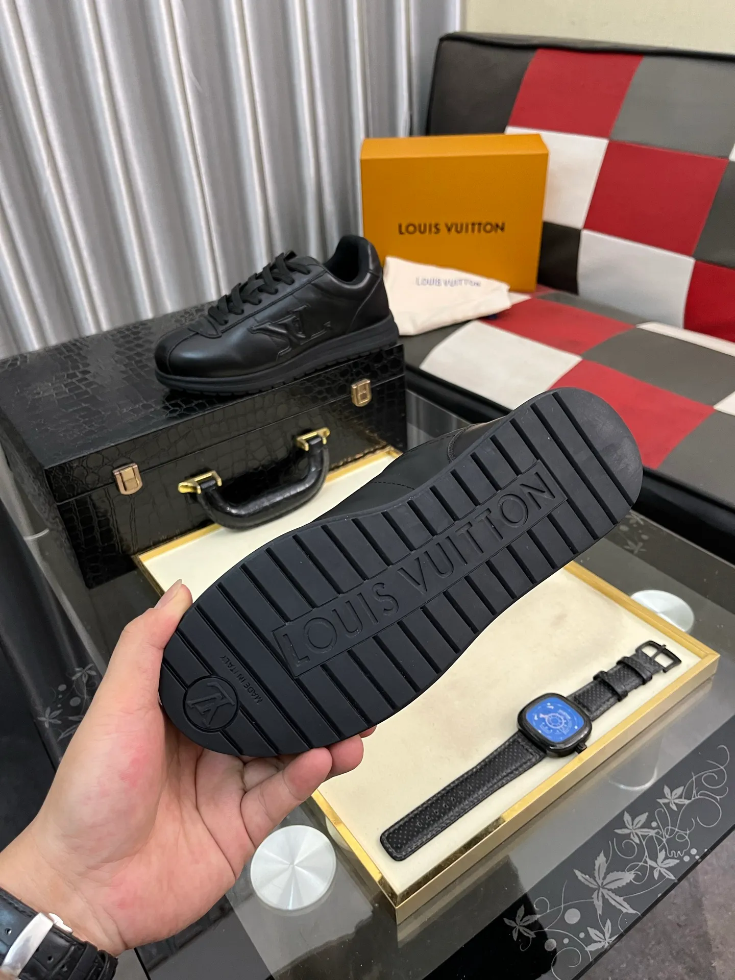 Men's shoes 💰700⌚️⌚️LV TARINE Louis Vuitton x Tyler joint model Donkey brand L family embossed couple style casual sneakers skate shoes original purchase and development This LV Trainer sneaker comes from the Louis Vuitton and Tyler collaboration series. The Monogram pattern and brand logo are transformed into nubuck calf leather embossing and side decoration respectively, witnessing the artist's creative interpretation of classic elements. The deep tones accentuate the complex upper, which requires hours of craftsmanship to complete. Exquisitely packaged at the delivery counter🛍📦 ▪️Fabrics: Original customized first-layer cowhide ▪️Inner lining: Original customized breathable mesh ▪️Outsole: Original open-molded two-color TPU combination outsole ▪️Sole thickness: 3CM ▪️Size: Women's 35-40 / Men's 38-46